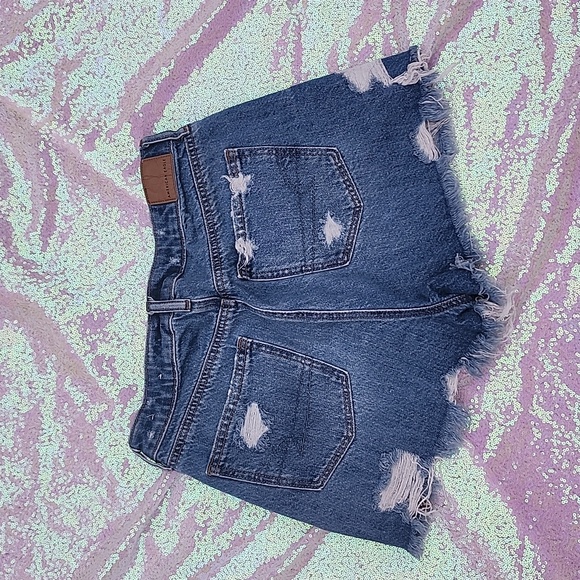 American Eagle Distressed MOM SHORTS Women's Jean Shorts! SIZE 6 - Picture 3 of 3